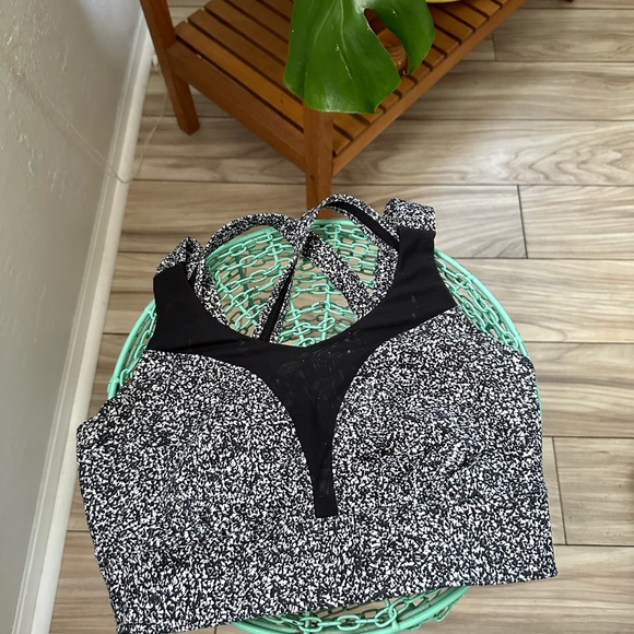 Size 6 Lululemon Sports Bra - Picture 2 of 5